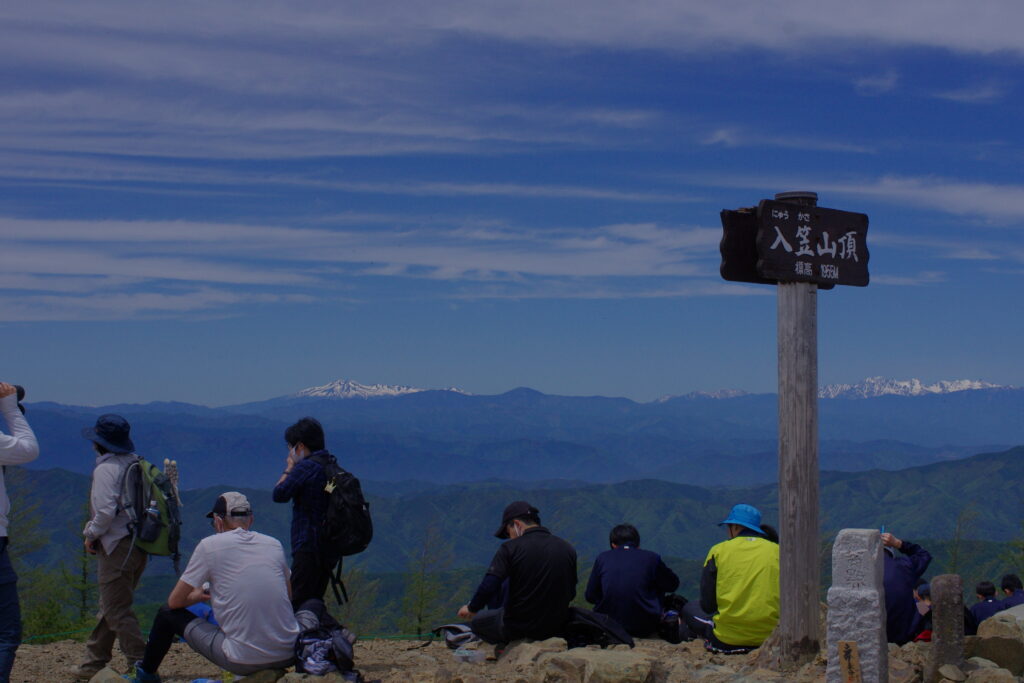 入笠山の山頂。南アルプスや北アルプスを望む
