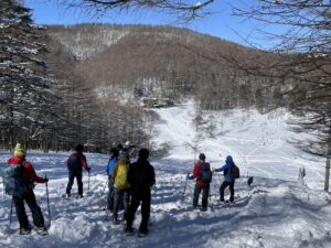 雪道を歩く参加者