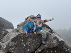 霧に包まれた白駒池と高見石
