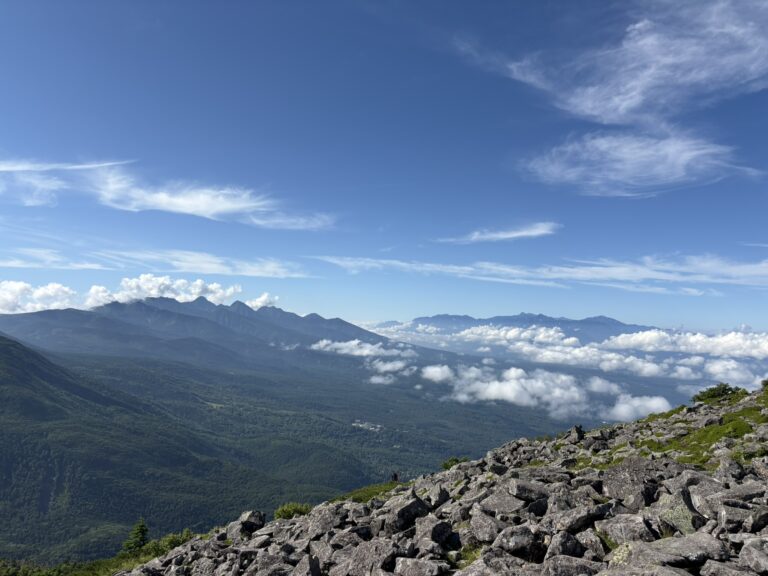 蓼科山の山頂から見渡す山並み