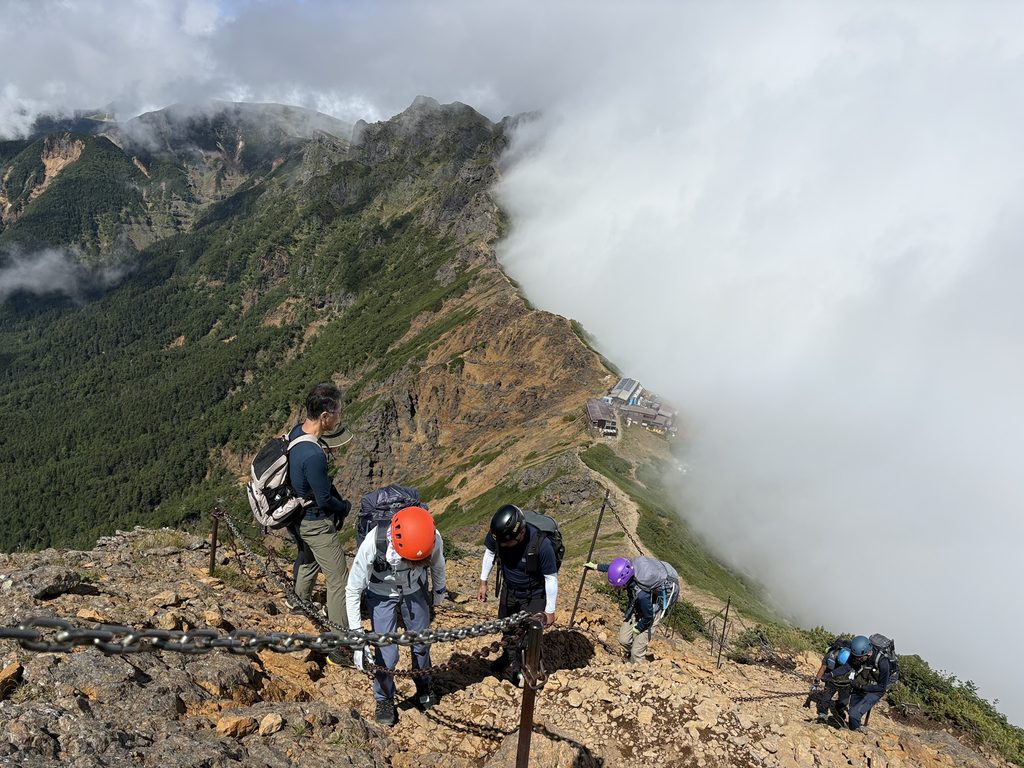 赤岳への最後の登り。下には赤岳天望荘
