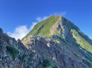 地蔵尾根から見る赤岳天望荘と赤岳