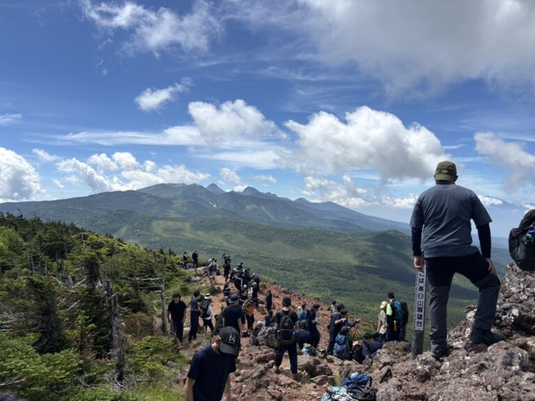 茶臼山の展望台。縞枯山よりも見晴らしが良く、北八ヶ岳の山並みが広がります