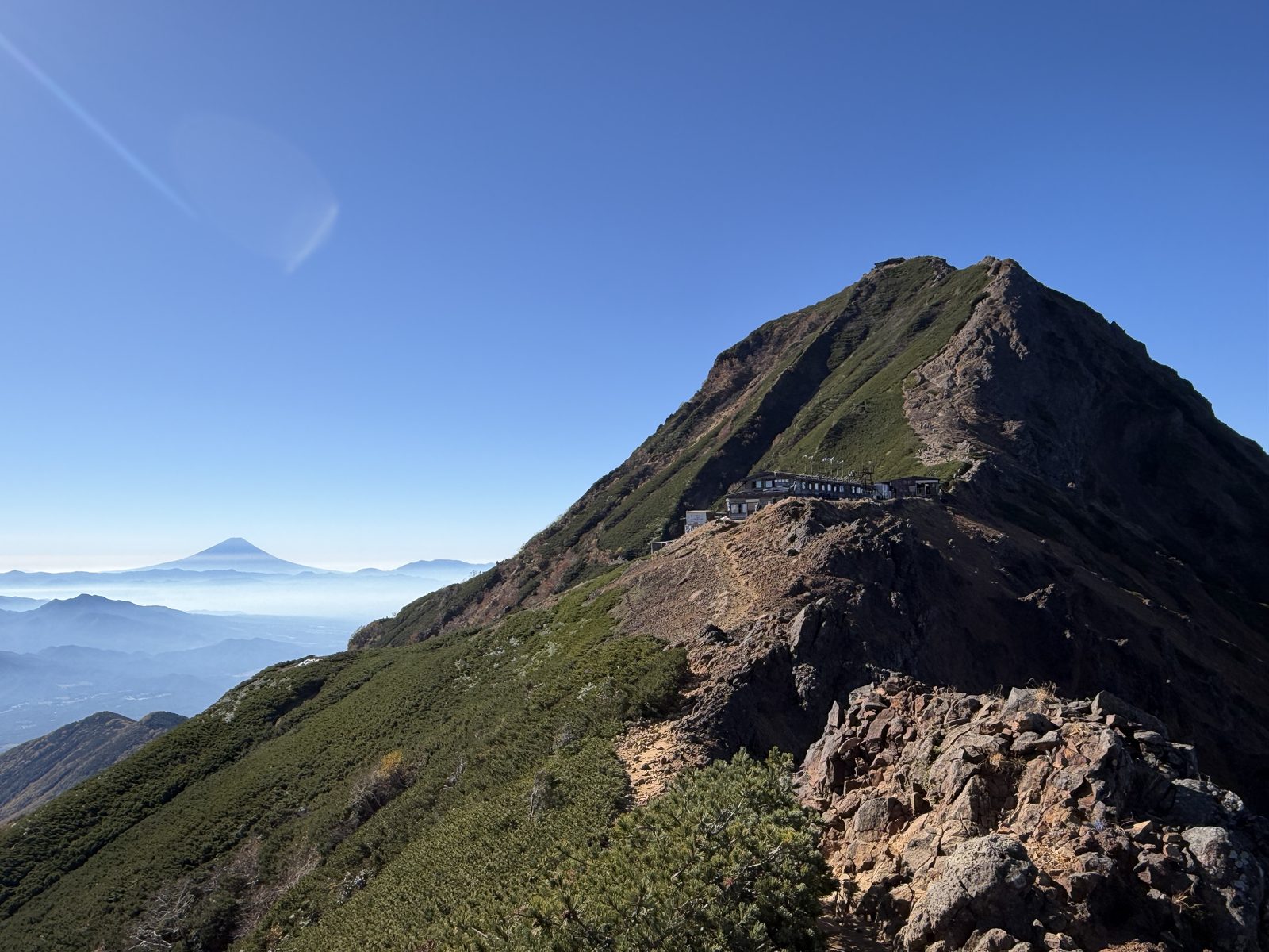 地蔵の頭から見た赤岳と富士山
