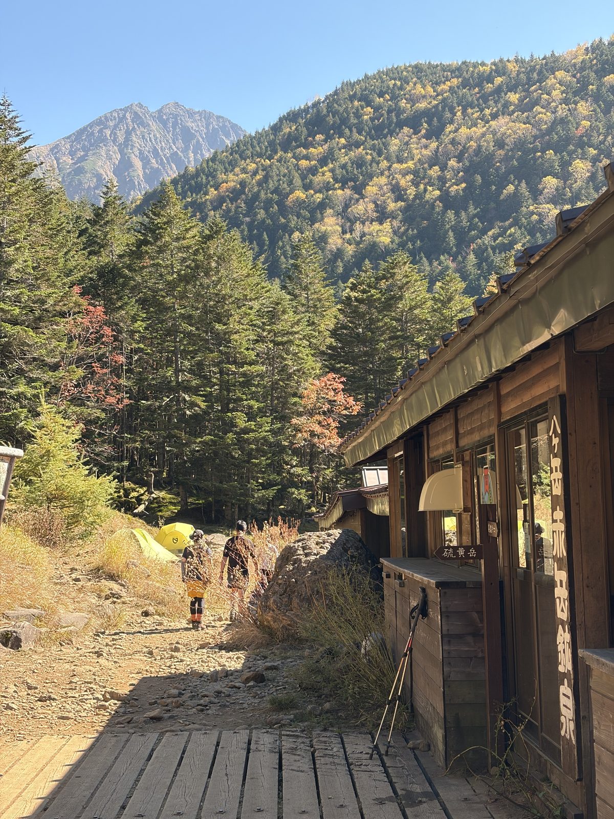 赤岳鉱泉と横岳の岩峰
