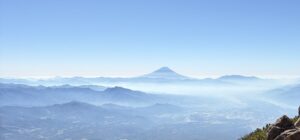 赤岳の山頂から見た富士山