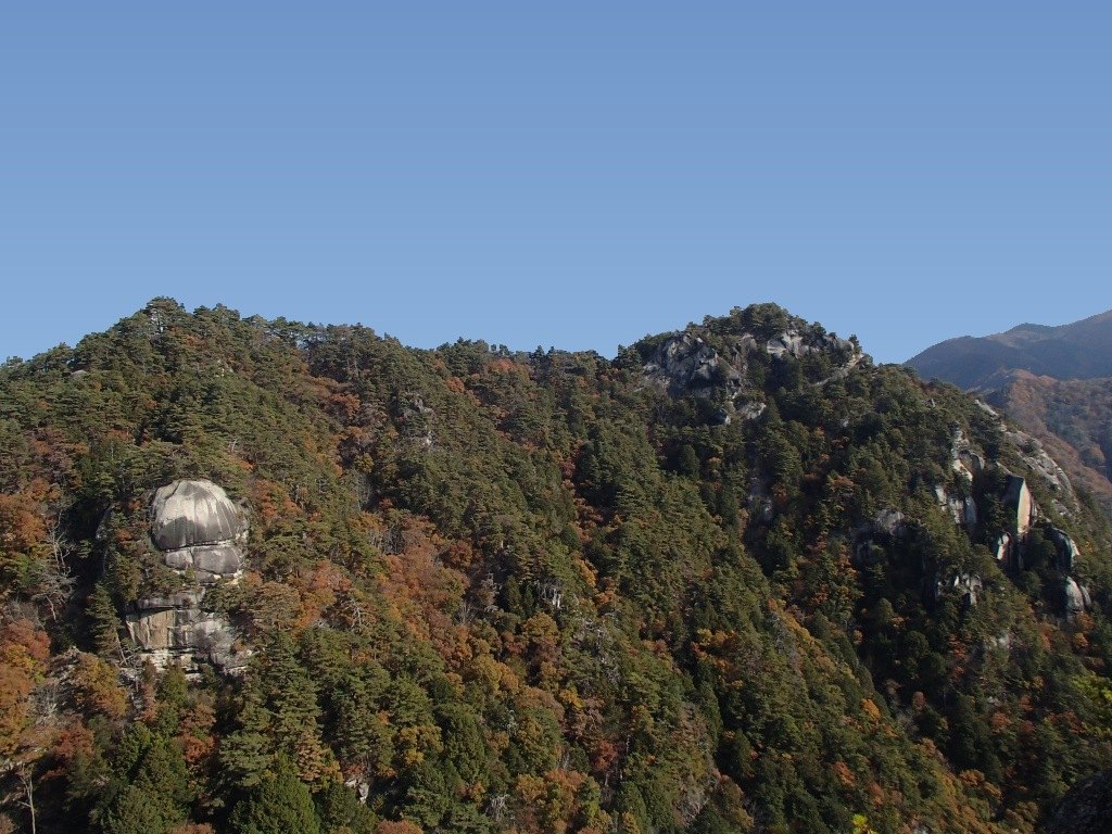 羅漢寺山の紅葉の尾根（右が羅漢寺山）