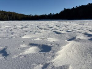 風がつくった、凍った池の雪の模様