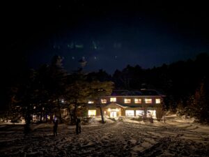 雪の中に灯る、夜の白駒荘