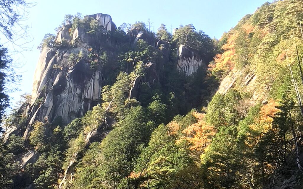 昇仙峡の覚円峰と紅葉