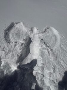 雪の上にできたスノーエンジェル