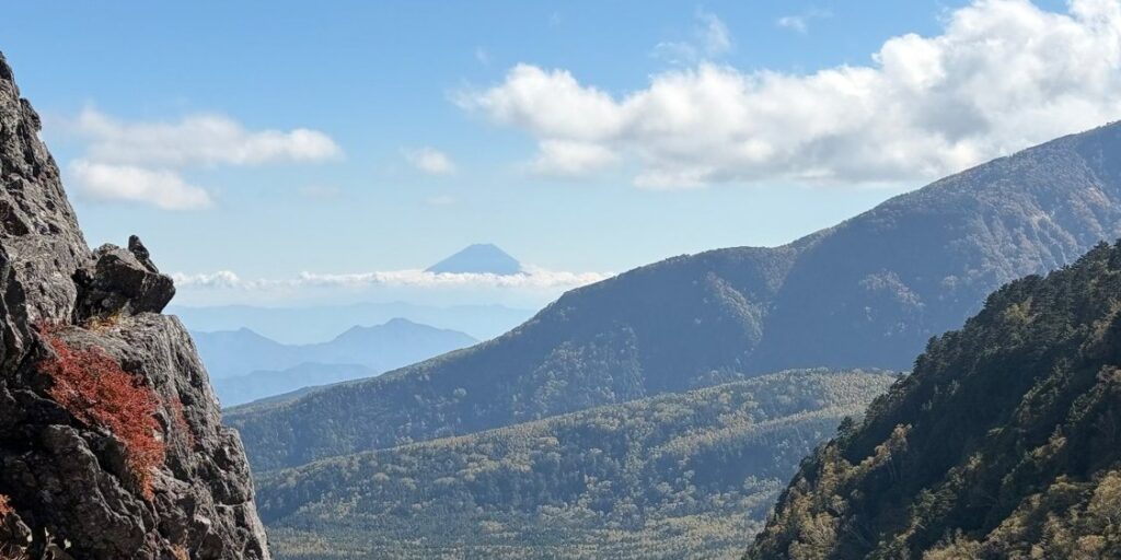 にゅうの岩の向こうに見える富士山(2026年10月8日)